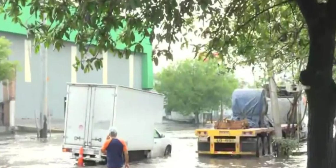 Automoviles-atrapados-por-lluvia-en-monterrey - La Razón Nl Fotografía De Inundación En Zona Metropolitana De Monterrey - La Razón Nl