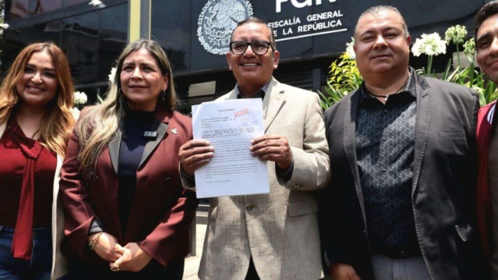 Five Adults Stand Together Outside a Government Building; a Man in a Beige Suit Holds Up a Document for the Photo. - La Razón Nl