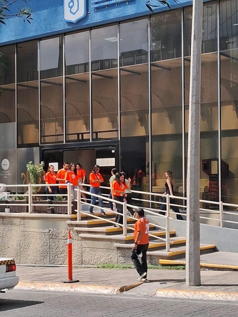 Regalaron Playeras Naranjas Gratis En Nuevo León Para Formar Una Ola Naranja De Samuel García - La Razón Nl