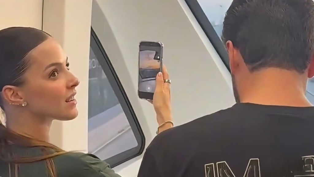 Problemas-de-movilidad-en-nuevo-leon - La Razón Nl Dos Personas Viendo a Través De Una Ventana Tomando Un Video - La Razón Nl