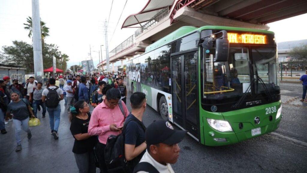 Crowded Street Scene with a Green City Bus Stopped at a Curb As Passengers Wait to Board. - La Razón Nl