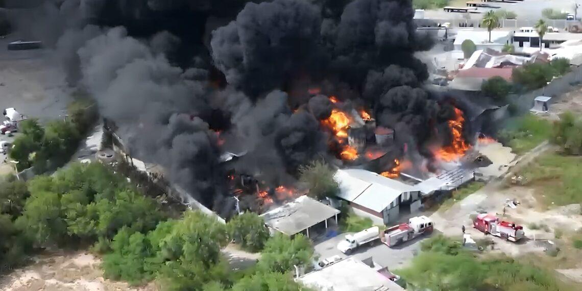 Aerial View of a Large Fire with Thick Black Smoke and Bright Orange Flames Consuming Multiple Buildings in a Residential Area. - La Razón Nl