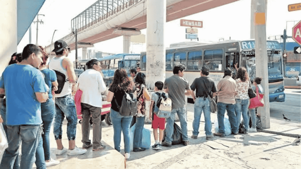 Canícula Azota El Transporte Público Debido Al Extremo Calor En Las Paradas De Camión En El Norte Del País - La Razón Nl