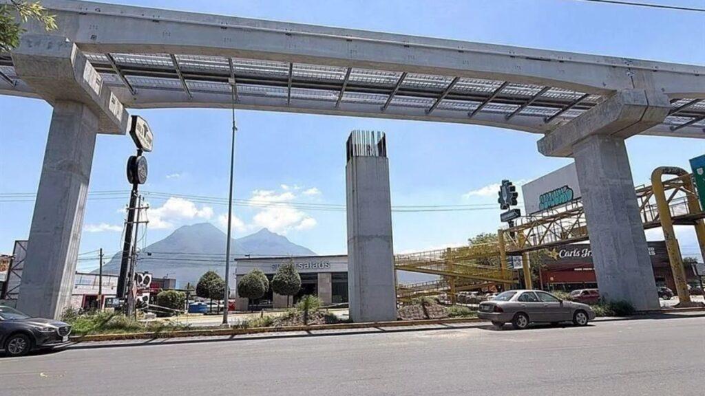 Columna-en-la-linea-6-del-metro-de-nuevo-leon - La Razón Nl Polémica: Exhiben Tótem De Samuel García En La Línea 6 Tras Fallas En La Obra - La Razón Nl