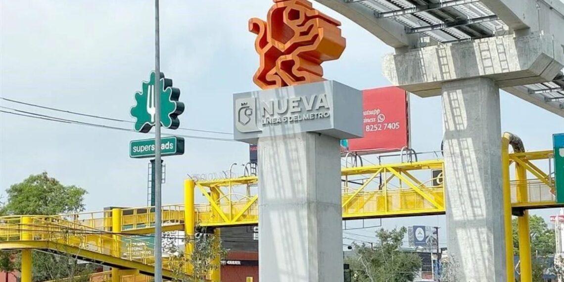 Exhiben-de-samuel-garcia-en-la-linea-6 - La Razón Nl Orange Abstract Lion Sculpture Atop a Concrete Column with a 'nueva' Sign and a Yellow Pedestrian Overpass Nearby in an Urban Street Scene. - La Razón Nl