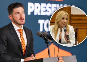 Man in a Black Suit and Orange Tie Speaks at a Podium with Microphones; Inset Shows a Blonde Woman Speaking into a Microphone. - La Razón Nl