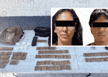 Evidence Table Outdoors Showing Numerous Bullets Arranged in Neat Rows, a Brown Backpack, and Assorted Items; Inset Mugshots of a Man and a Woman with Black Eye-bars over Their Eyes. - La Razón Nl