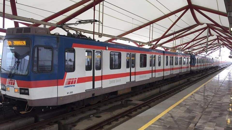 Fallas En La L1 Del Metro Nl - La Razón Nl Blue and White Commuter Train with a Red Stripe at a Platform Under a Red Steel Canopy - La Razón Nl