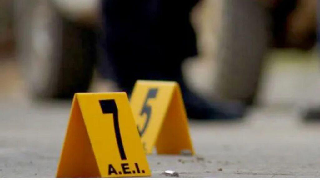 Close-up of a Yellow Evidence Marker Labeled '1' on a Hard Surface with a Blurred Background. - La Razón Nl