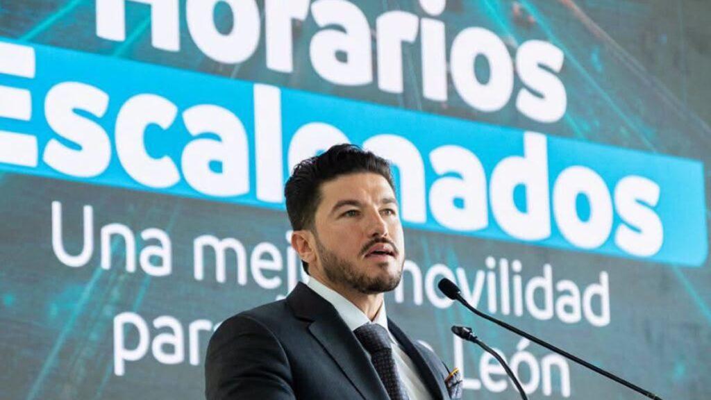 a Man in a Suit Giving a Presentation at a Conference, Standing at a Podium with a Microphone, with a Large Screen Displaying Spanish Text in the Background. - La Razón Nl