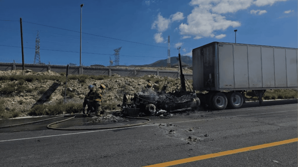 Tráiler Se Incendia En Carretera a Monclova - La Razón Nl - La Razón Nl